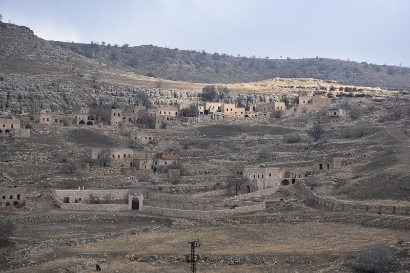 Mağara köyü yeniden inşa ediliyor